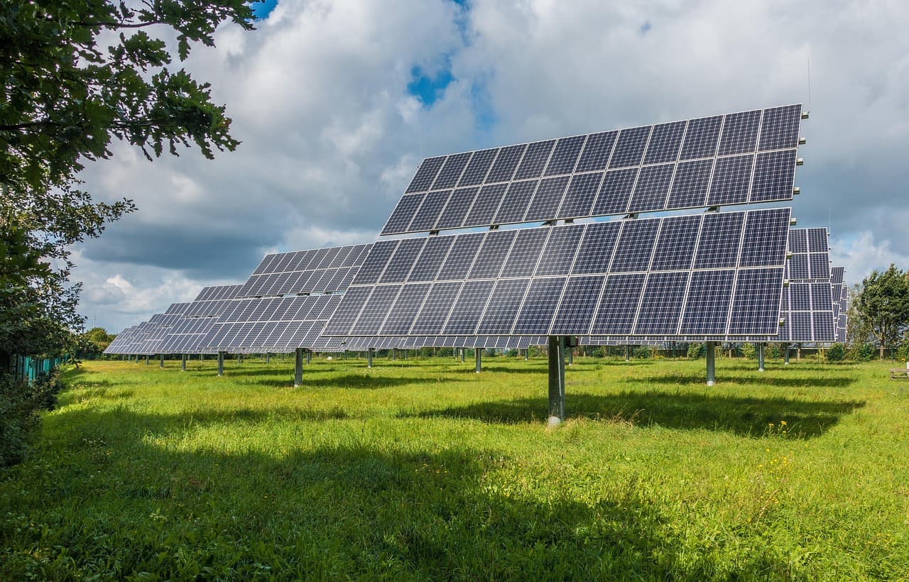 Equipe operando empresa de energia solar
